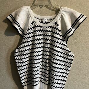 Crown & Ivy Black and White Zigzag Blouse